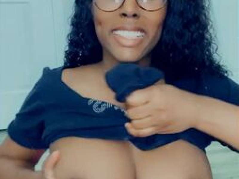 Busty ebony shakes her big boobs on camera (homemade video)