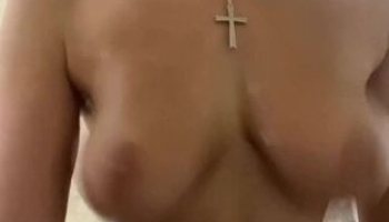 Nackte junge Mädchen drehen ihre hausgemachten Sexfetische und Amateur-Pornovideos für ihre Bewunderer 52