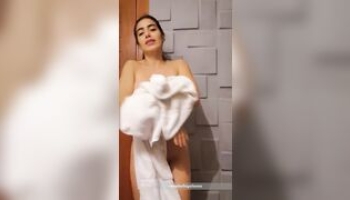 Anabella Galeano shower