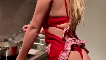 Elenakamperi Teasing While Cooking Onlyfans Leaked Video