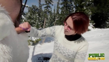 Handjobs publiques Brandi de Lafey caresse un bonhomme de neige