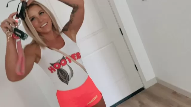 Blonde Hooters Waitress Jessica gets Fucked Raw