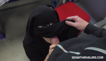 Femme arabe en burka suçant une bite et baisant en levrette