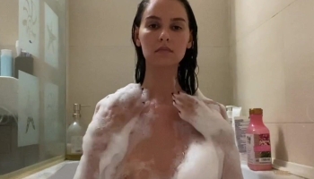 Top Laylaaleon Showing Off Her Sensual Body In The Bubble Bath