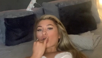 Ellalxox Playing Her Supper Tight Pussy While Fingering Till Orgasm Onlyfans Video