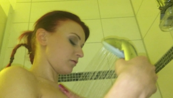 Tätowiertes Girl beim Duschen