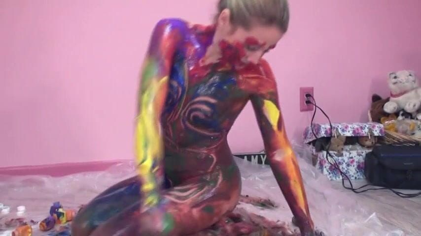Amateurs want become pornstars: Small-titty slut gets messy with paint in room –  – Solo Sensations