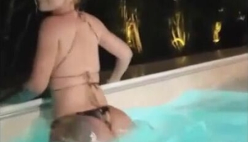 Iggy Azalea Nude Tits shake & twerk in pool
