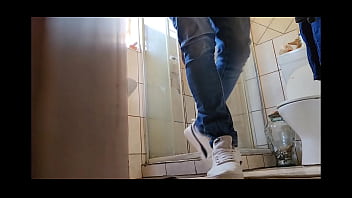 Caught my stepmom masturbating with her glass dildo in the shower – XVIDEOS.COM