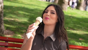 Jolie française mange une glace et deux bites