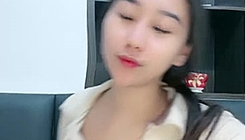 Asiagirl befriedigt sich vor der Livecam