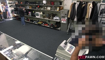 Blondchen befriedigt den Pfandleiher für Geld