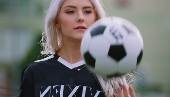 Blondes Girl fickt mit dem Fußballspieler