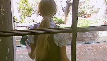 Blondes Girl reitet ihn im Freien