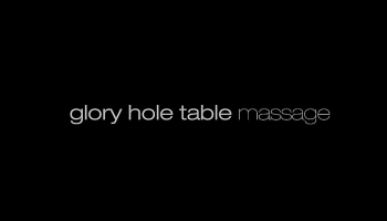 Paar spielt mit einem Glory Hole Table