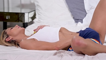 Rasierte Blondine bläst und reitet seinen fetten Pimmel