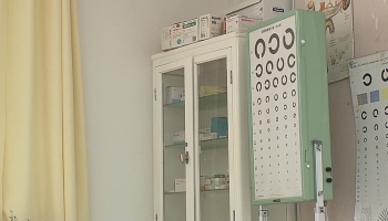 Schwarzhaarige Asiatin mit dickem Busen in die haarige Möse gefickt