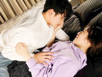 小梅　同じバイト仲間でお互いなんとなく好意を抱いていた二人の男女が一緒に飲みに行って酔いすぎてしまい急遽入ったラブホで一休みした後に告白して結ばれちゃうラブラブH 葉月もえ erovideo  女性のための無料アダルト動画