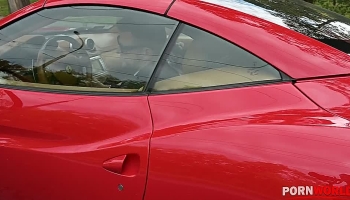 Blondes Strapsgirl lässt sich im Sandwich vögeln