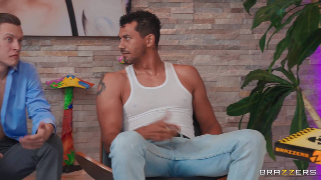 Cherrie Deville baise un plombier, un vendeur, un pizza boy et un flic