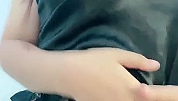 Molliges Asiagirl zeigt sich vor der Webcam