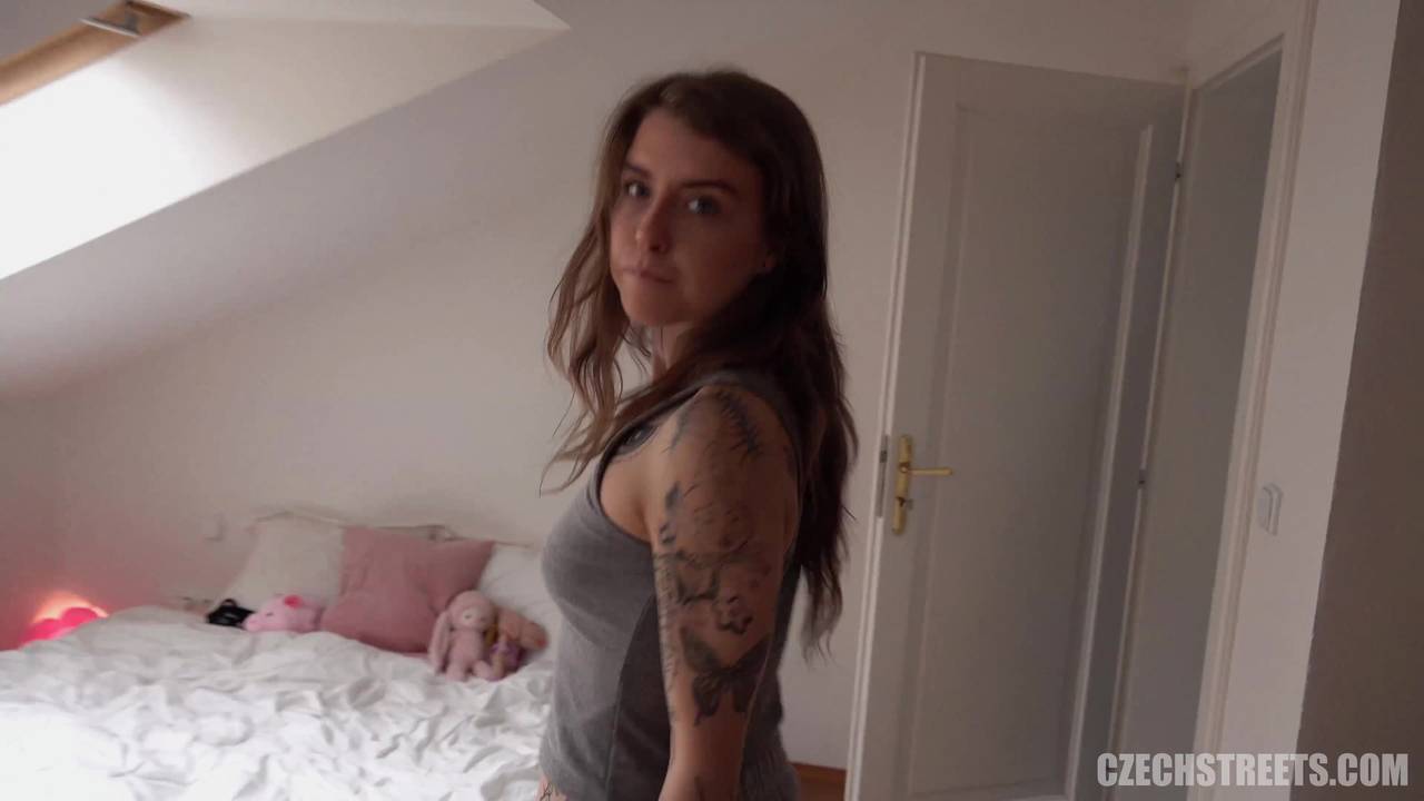 Superbe emo girl avec de beaux tatouages se tape le livreur de pizza