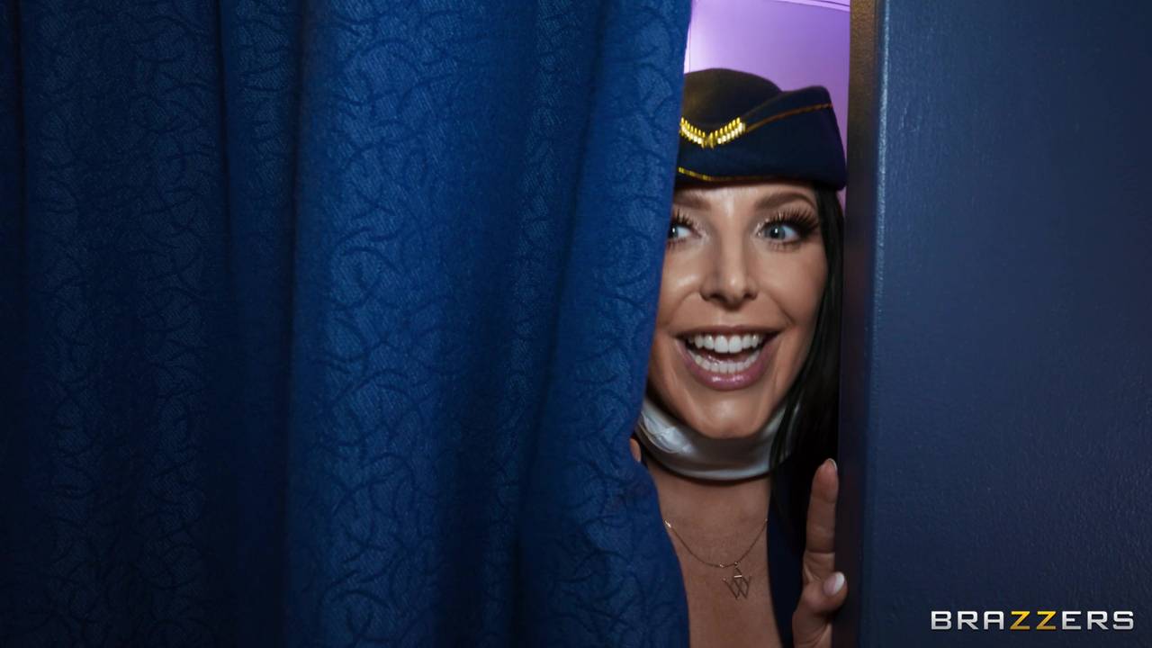 Angela White, hôtesse de l’air, aspire deux BBC à l’arrière de l’avion