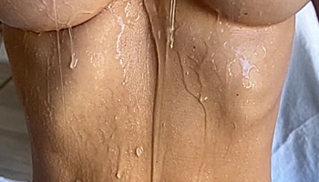 Asa Akira squirtet vorm Ficken