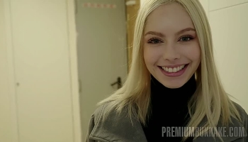 Blondes Flittchen zeigt sich vor der Kamera