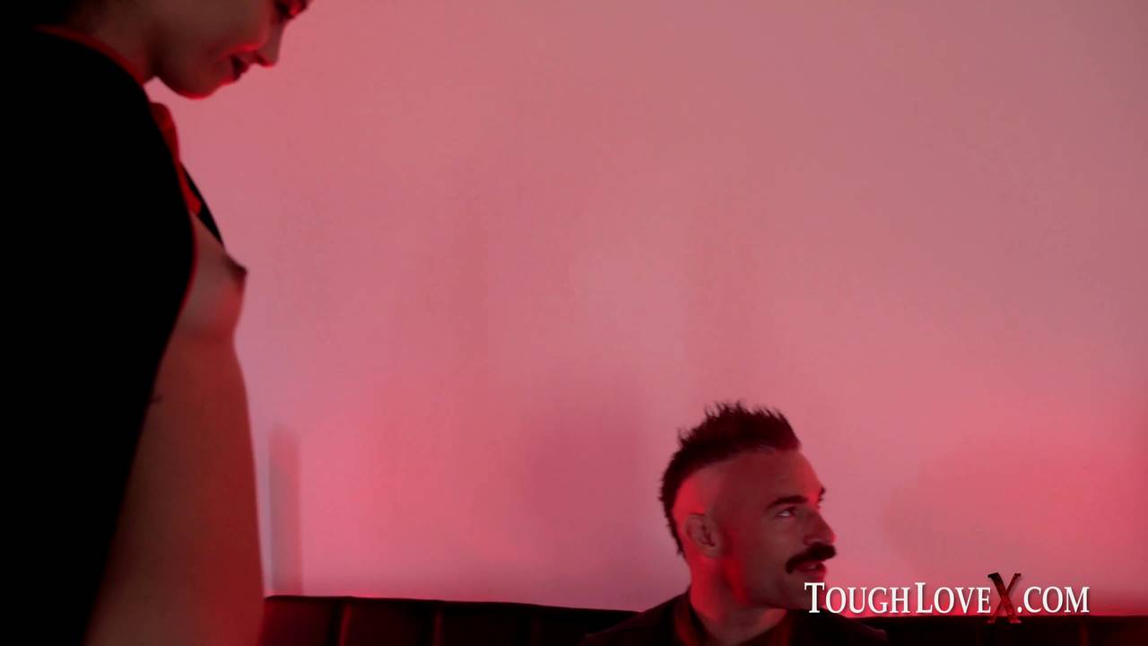 Charles Dera sodomise la petite diablesse Andreina Deluxe