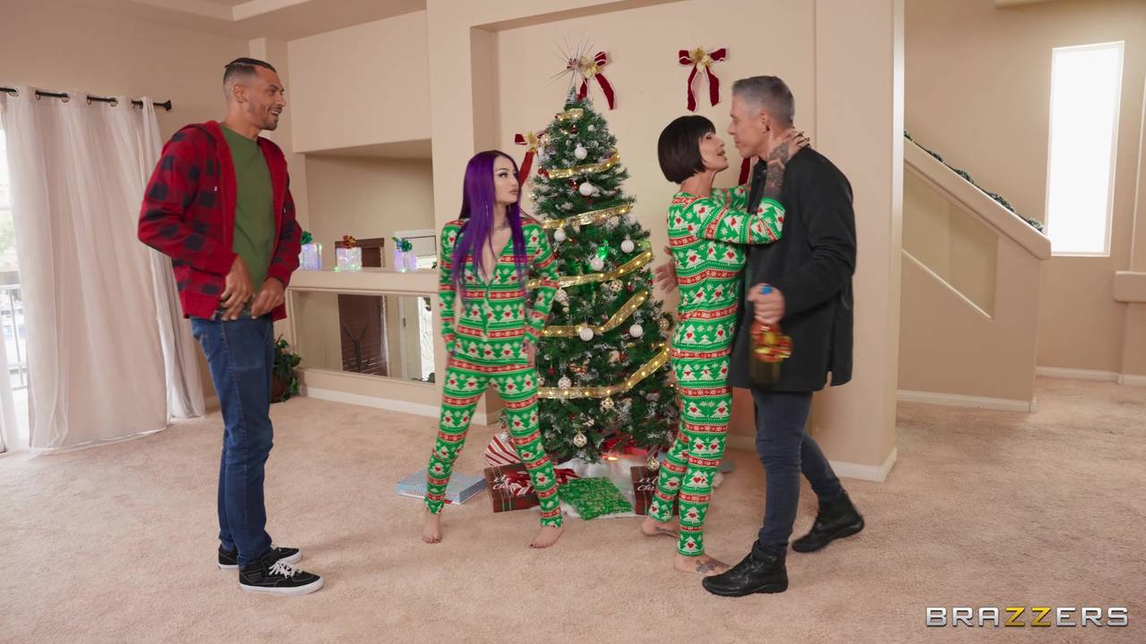 Valerica Steele baise le petit ami de sa mère à Noël