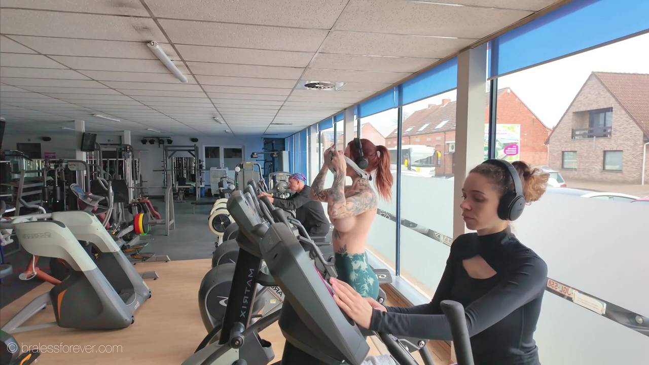 Nympha aime aller à la salle de sport et se mettre nue