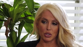 Blonde Strapsmilf mit Riesentitten lässt sich ficken