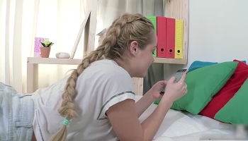 Blondes Teen lässt sich den Arsch ficken