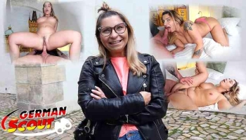 Die blonde Vivenne Z mit Brille reitet vor der deutschen Kamera