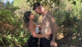 Ambre joggeuse suce et baise un mec en pleine forêt