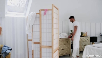 La blonde Maya Rose se fait masser les seins et doigter la chatte