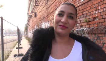 Vollbusige Danka Diamond gibt beim Casting Foot- und Blowjob