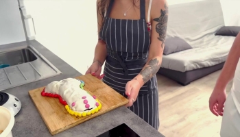 Emma cuisine un petit gâteau pour se faire baiser par son mec