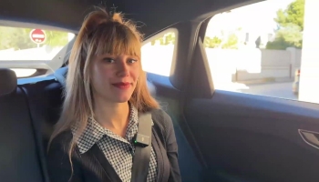 Angèle Ice blondinette, explore le threesome avec 2 bites raides