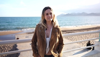 La Française Alice Guerlin au gros nichon baise la BBC de Mali