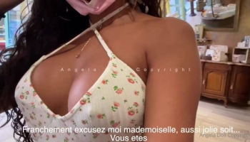 Angela Doll dans une baise folle derrière la boutique SuperPorn !