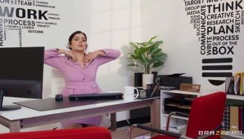 Dans les bureaux de Brazzers, il y a toujours des plans à trois