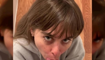 Riley Reid, petite coquine insatiable, suce et baise en levrette !