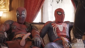 Ebony Ana Foxxx  fickt mit zwei Kerlen im Spiderman-Kostüm