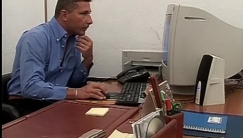 Dreier vor dem Bürohund