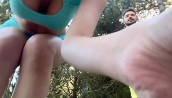 HelloLimoon se balade en forêt avec son mec quand l’envie la prend !