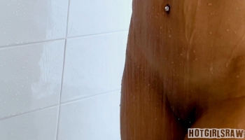 Lina Love se fait espionner par son demi-frère sous la douche !