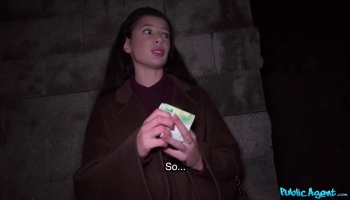 L’Ukrainienne Asandra Dewy se fait payer pour baiser en levrette