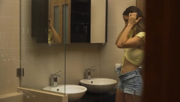 Natalie Grace impressionnée par le long pénis noir de Jack Rippher